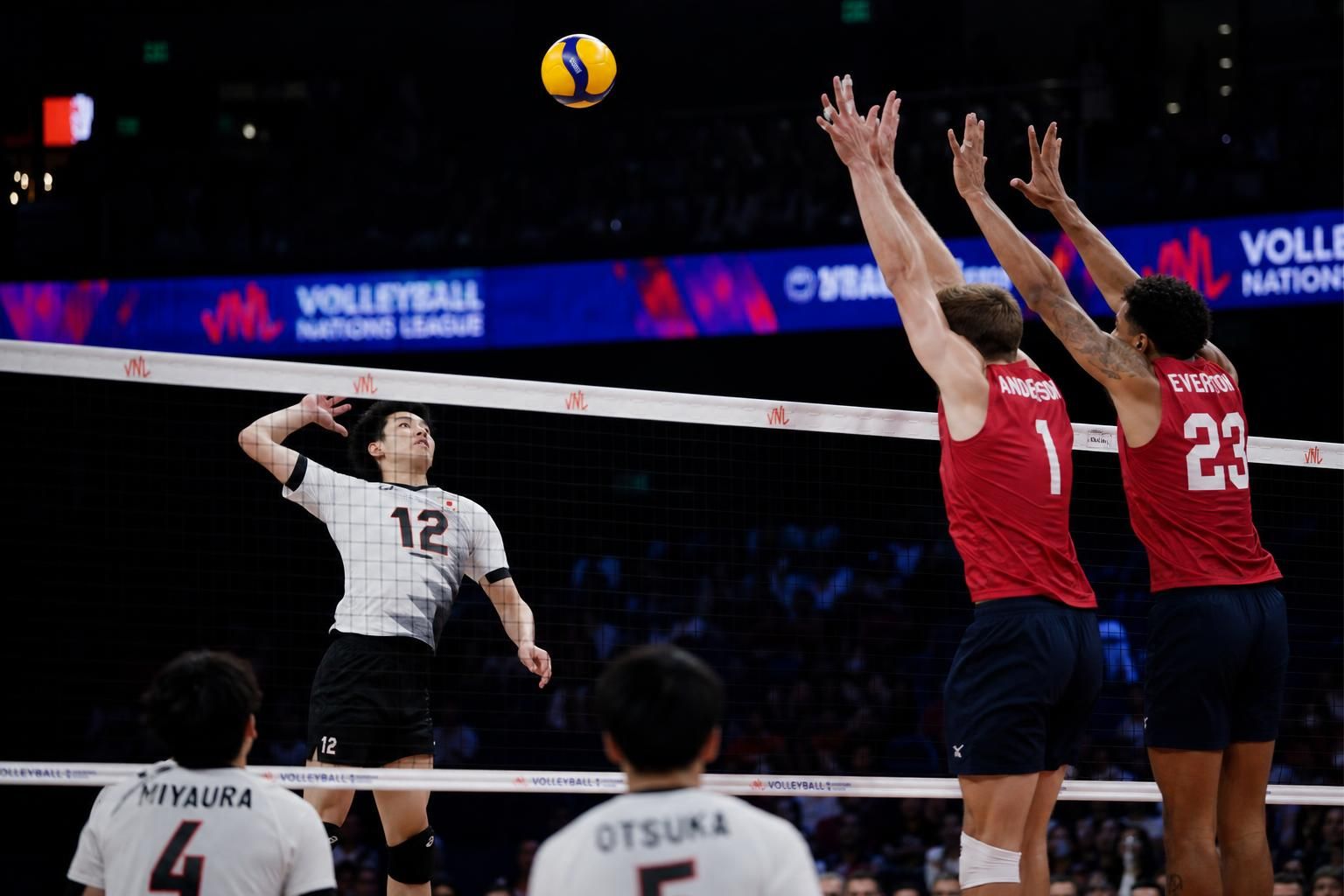 découvrez notre pronostic pour le match japon vs usa du 1er août 2026 dans la ligue des nations de volleyball (vnl). analyse des équipes, état de forme et conseils pour parier.
